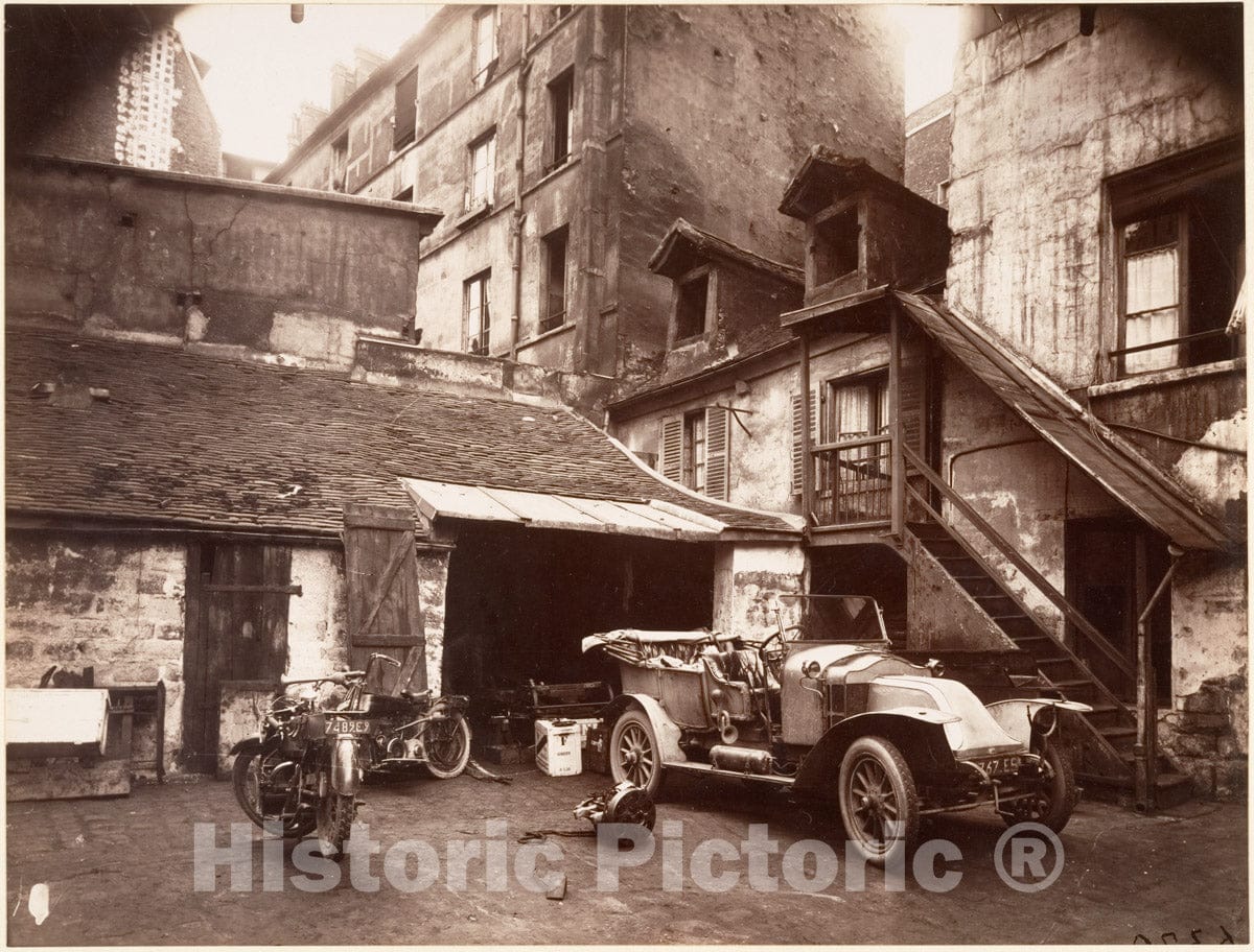Photo Print : Eugène Atget - Cour, 7 rue de Valence : Vintage Wall Art