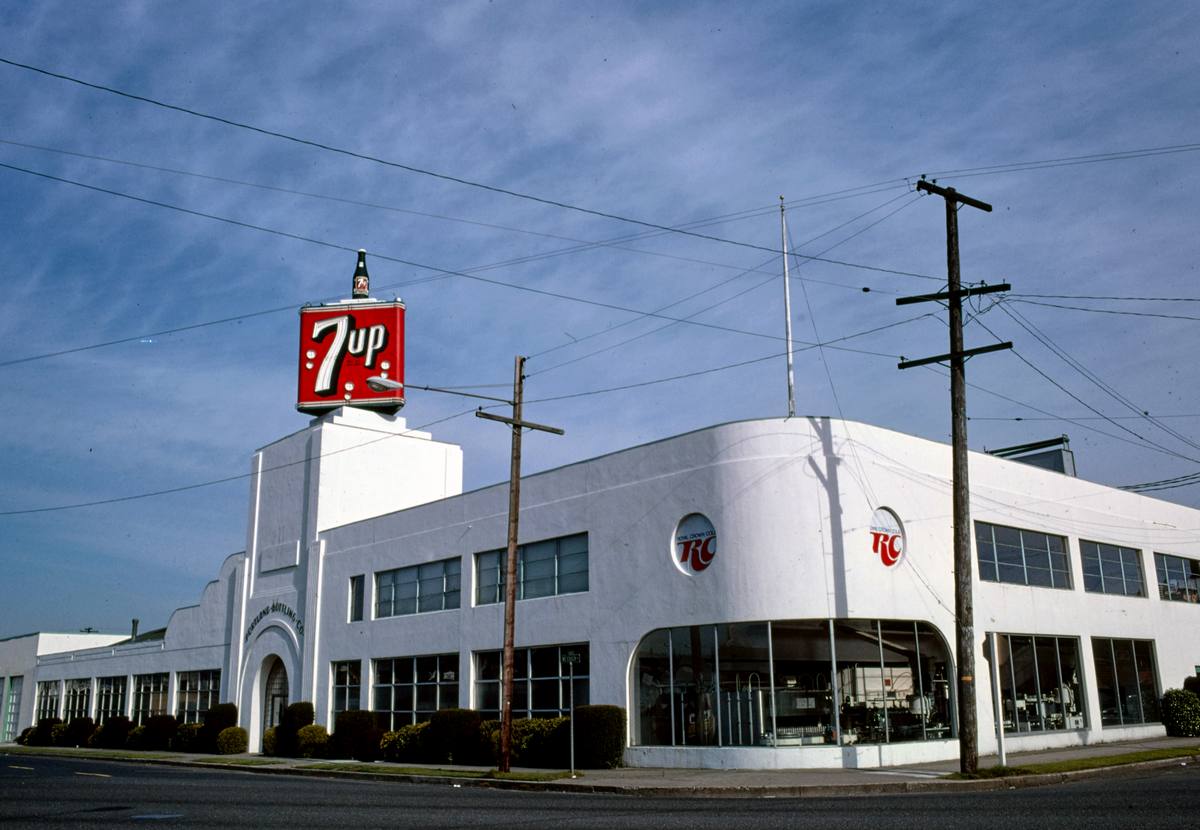 Historic Photo : 1976 7-Up Bottling Company, overall diagonal view, NE 14 & Sandy Boulevard, Portland, Oregon | Photo by: John Margolies |