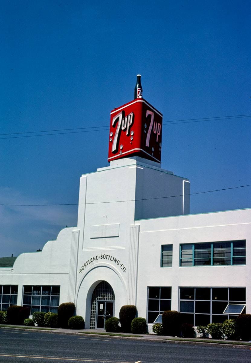 Historic Photo : 1976 7-Up Bottling Company, central vertical view, NE 14 & Sandy Boulevard, Portland, Oregon | Photo by: John Margolies |