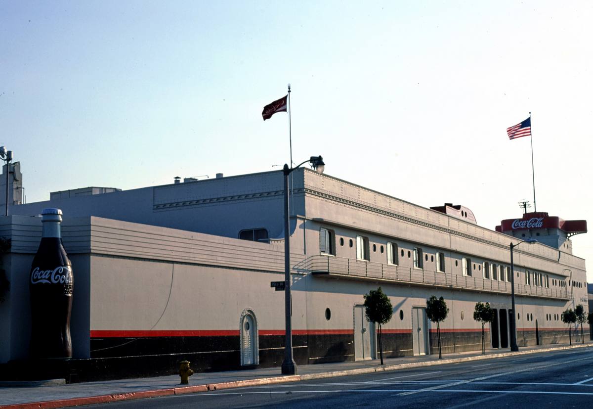 Historic Photo : 1977 Coca Cola Bottling Company, overall diagonal view from right, 14th & Central Avenue, Los Angeles, California | Photo by: John Margolies |