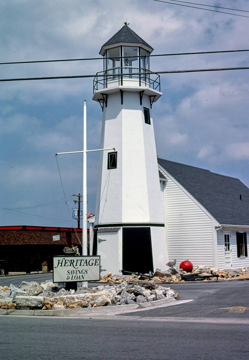 Historic Photo : 1982 Heritage Savings and Loan, Weems Lane, Winchester, Virginia | Margolies | Roadside America Collection | Vintage Wall Art :