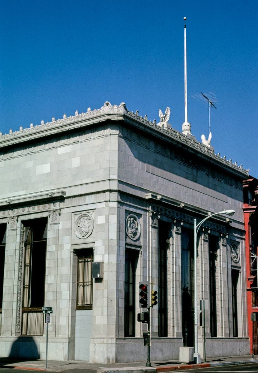 Historic Photo : 1991 American Trust Co. credit union, Petaluma Boulevard and Western Avenue, Petaluma, California | Photo by: John Margolies |