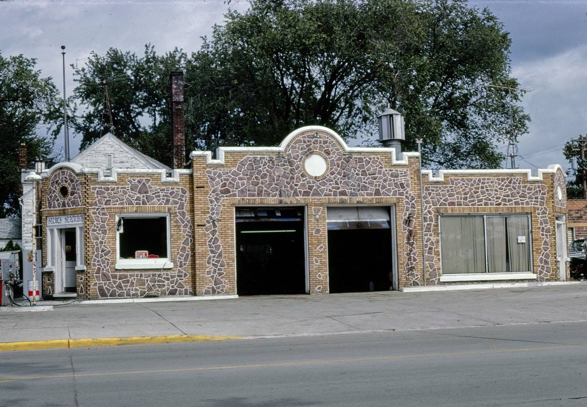 Historic Photo : 1980 Zilk's Villa Gas, Neillsville, Wisconsin | Margolies | Roadside America Collection | Vintage Wall Art :