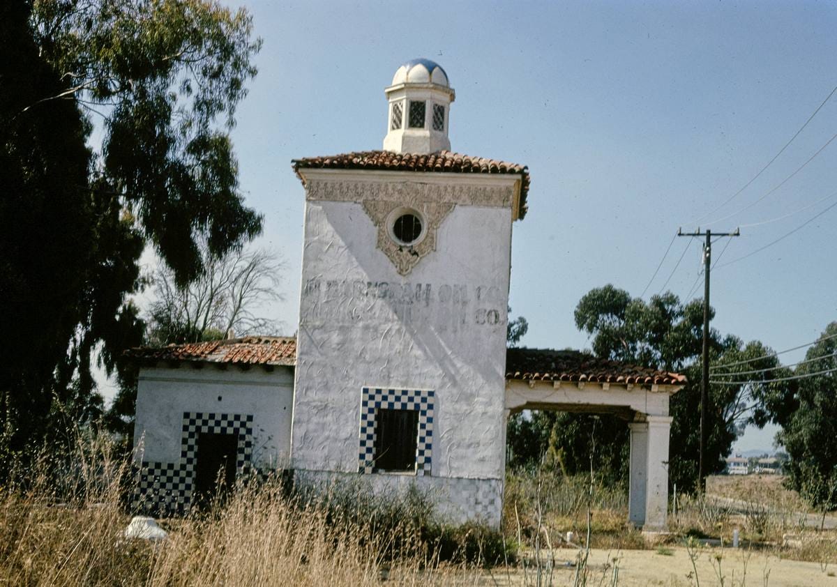 Historic Photo : 1991 Barnsdahl-Rio Gas, Goleta, California | Margolies | Roadside America Collection | Vintage Wall Art :