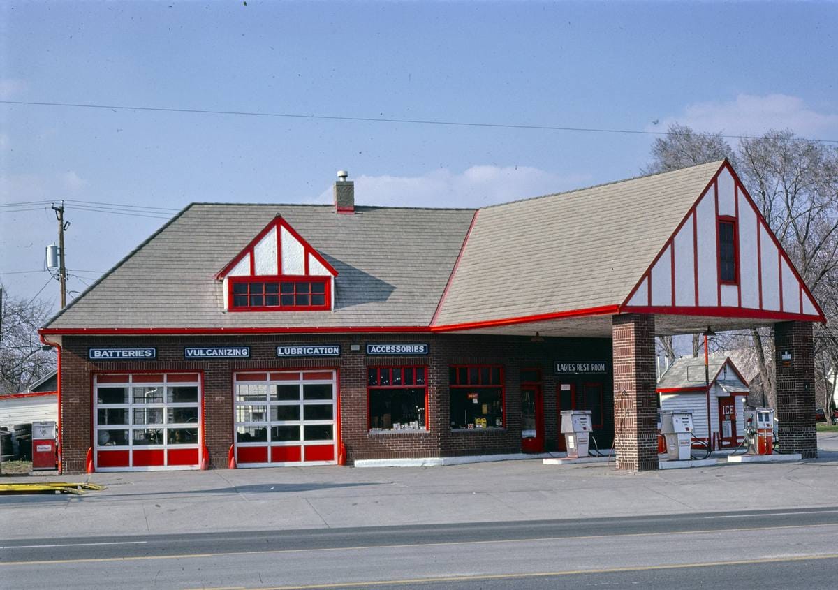 Historic Photo : 1980 Reitz Super Service Station, Council Bluffs, Iowa | Margolies | Roadside America Collection | Vintage Wall Art :