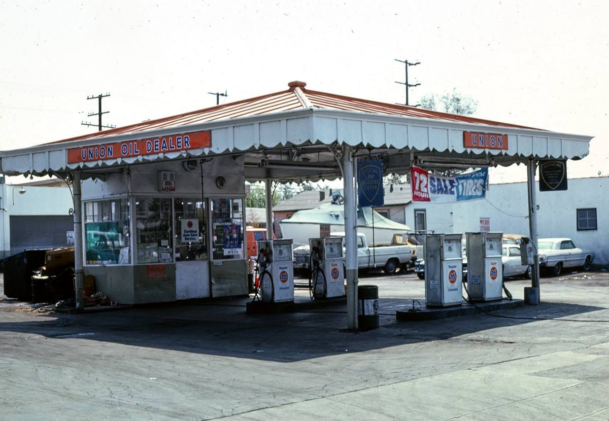 Historic Photo : 1976 Union Oil, West Los Angeles, California | Margolies | Roadside America Collection | Vintage Wall Art :