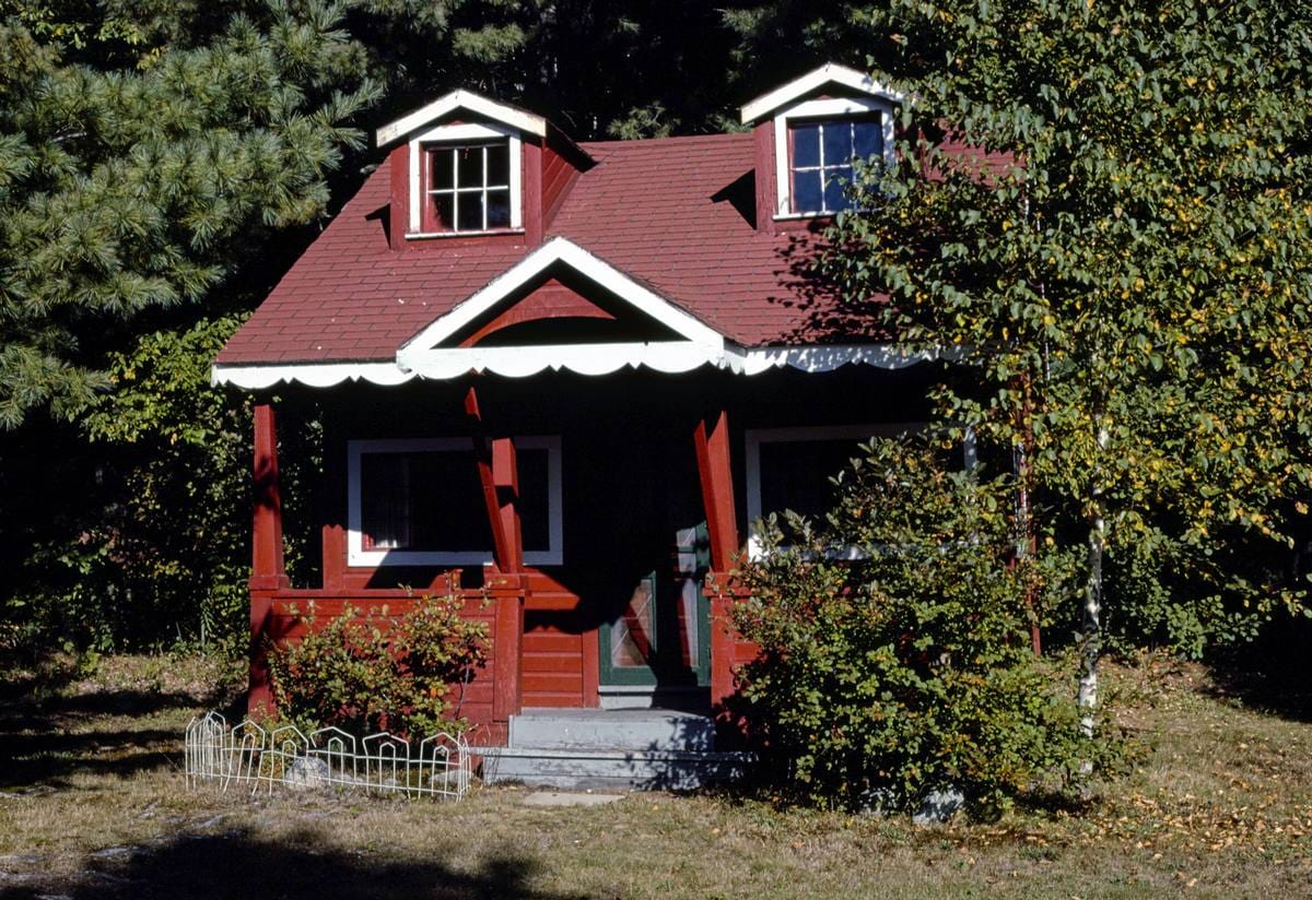 Historic Photo : 1984 Trail's End Motel, Route 2, Hanover, Maine | Margolies | Roadside America Collection | Vintage Wall Art :