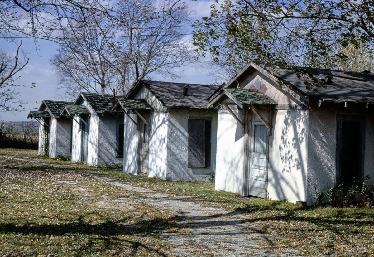 Historic Photo : 1979 Cabins, Mount Vernon, Missouri | Margolies | Roadside America Collection | Vintage Wall Art :