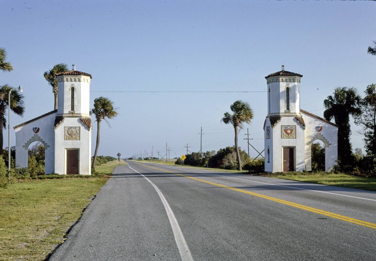 Historic Photo : 1985 Jekyll Island Club Hotel, Jekyll Island, Georgia | Margolies | Roadside America Collection | Vintage Wall Art :
