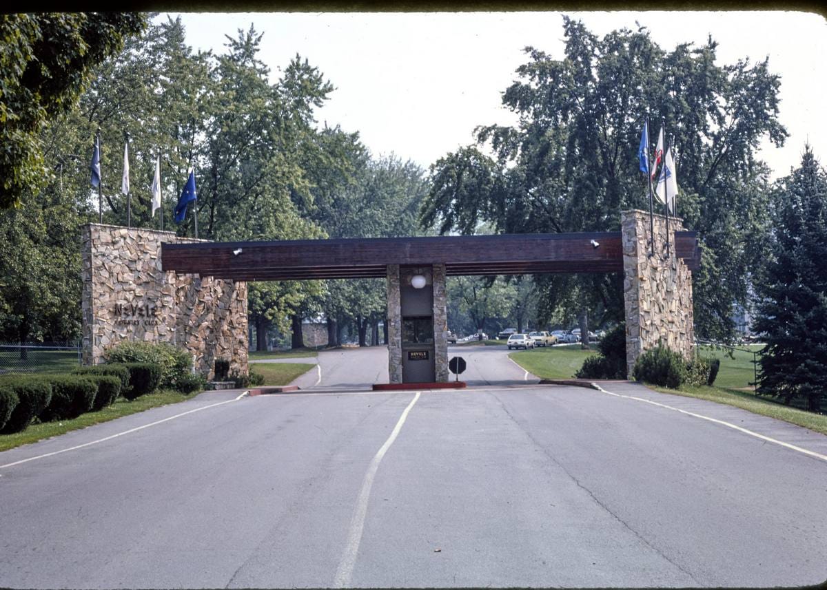 Historic Photo : 1978 Nevele gate, Ellenville, New York | Margolies | Roadside America Collection | Vintage Wall Art :
