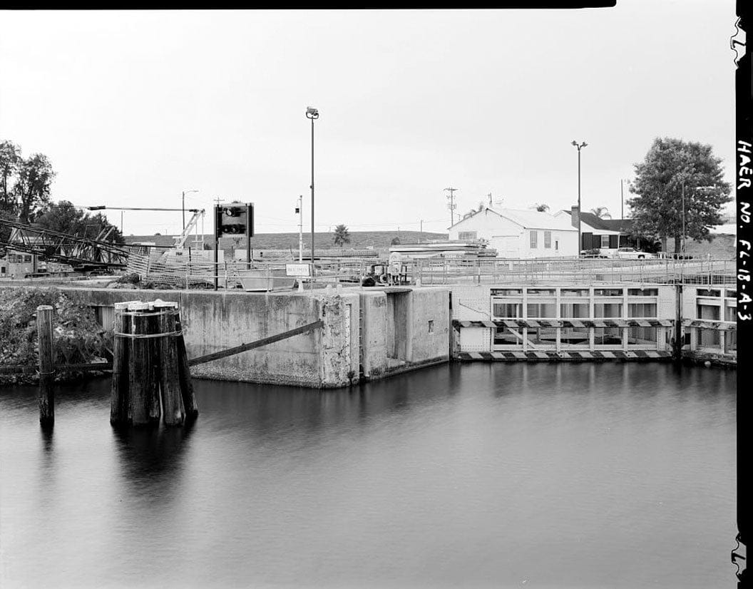 Historic Photo : Moore Haven Lock, Hurricane Gate No. 1, Cross-State Canal, Okeechobee Intracoastal Waterway, Moore Haven, Glades County, FL 2 Photograph