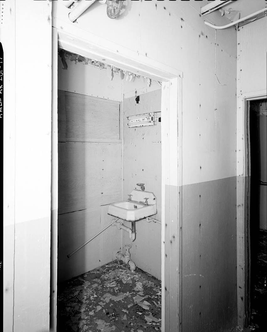 Historic Photo : POW-3 Distant Early Warning Line Station, Bullen Point, Prudhoe Bay, North Slope Borough, AK 74 Photograph