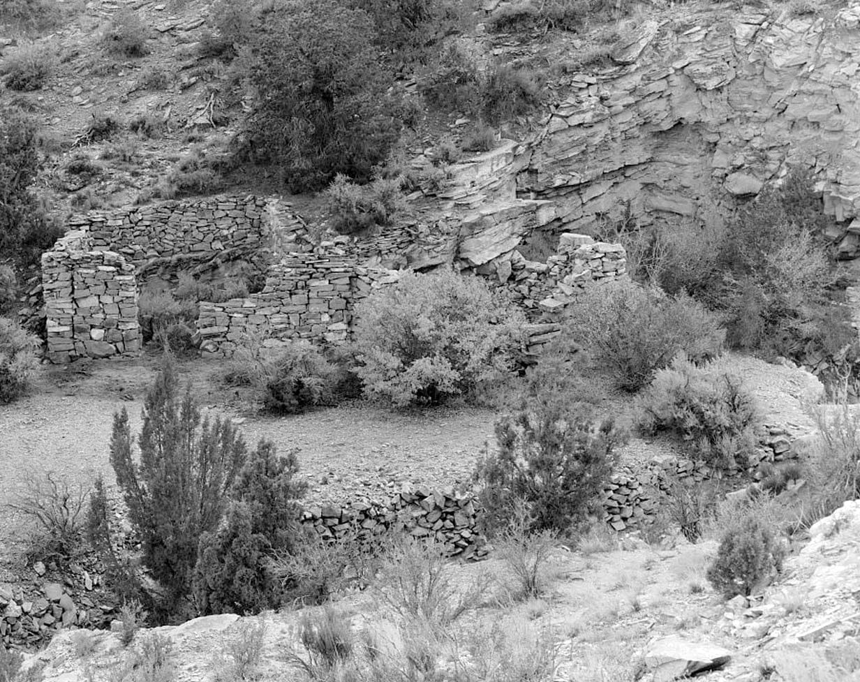 Historic Photo : Beesh Ligaii Bighan, West-northwest of State Highway 506 & Indian Highway 63 Junction, Teec Nos Pos, Apache County, AZ 1 Photograph