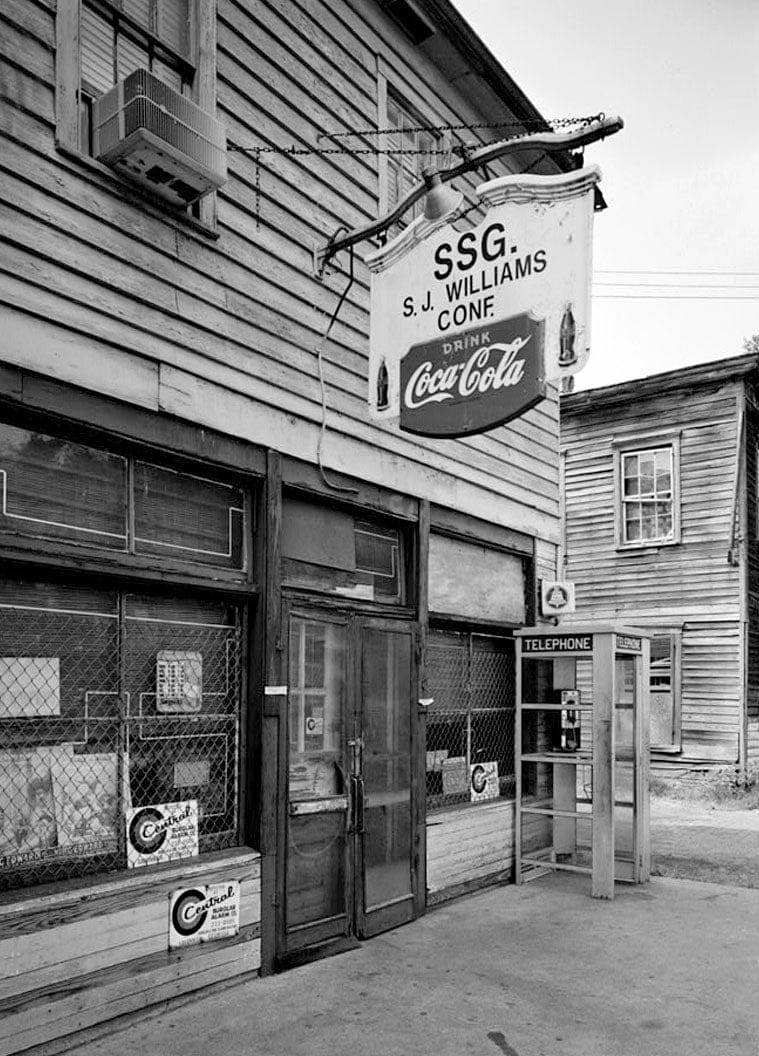 Historic Photo : Savannah Victorian Historic District, Bounded by Gwinnett, East Broad, West Broad Street & Anderson Lane, Savannah, Chatham County, GA 130 Photograph