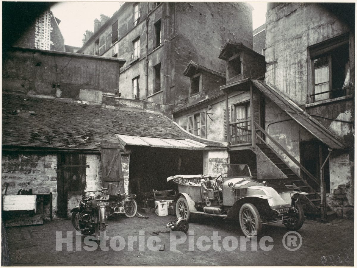 Photo Print : Eugène Atget - Cour, rue de Valence : Vintage Wall Art