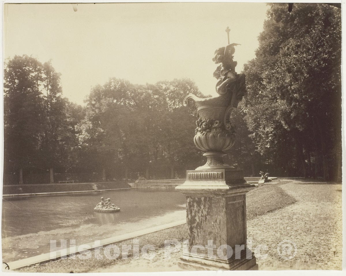 Art Photo : Versailles, Grand Trianon, (Vase en Plomb par Le Lorrain), Jean-EugÃ¨ne-Auguste Atget, c 1902, Vintage Wall Decor :
