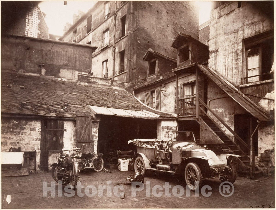 Photo Print : Eugène Atget - Cour, 7 rue de Valence : Vintage Wall Art