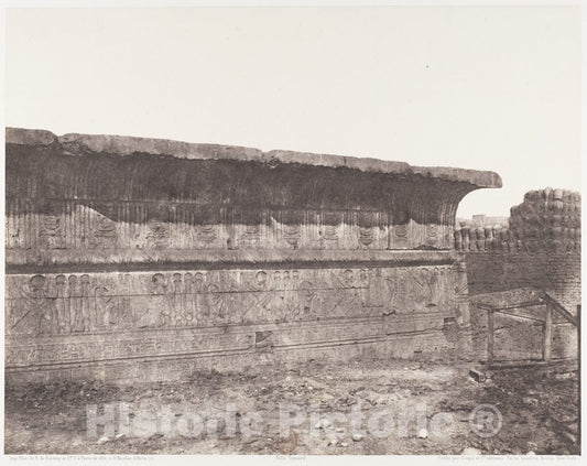 Photo Print : Félix Teynard - Esneh (Latopolis), Construction Ensablée - Paroi Extérieure - Corniche et Sculptures : Vintage Wall Art