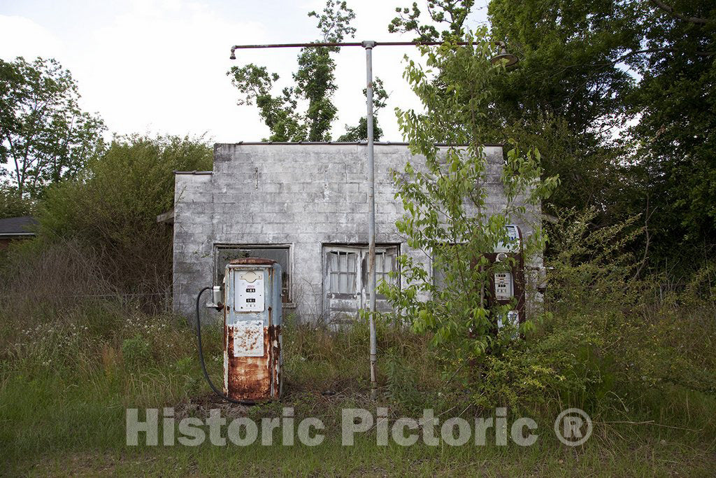 Monroe County, AL Photo - Old gas station in Monroe County, Alabama
