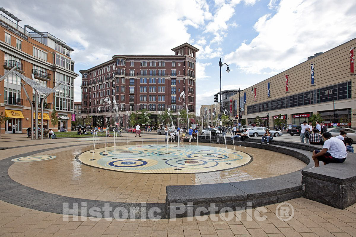 Washington, D.C. Photo - Plaza and Fountain, Columbia Heights-