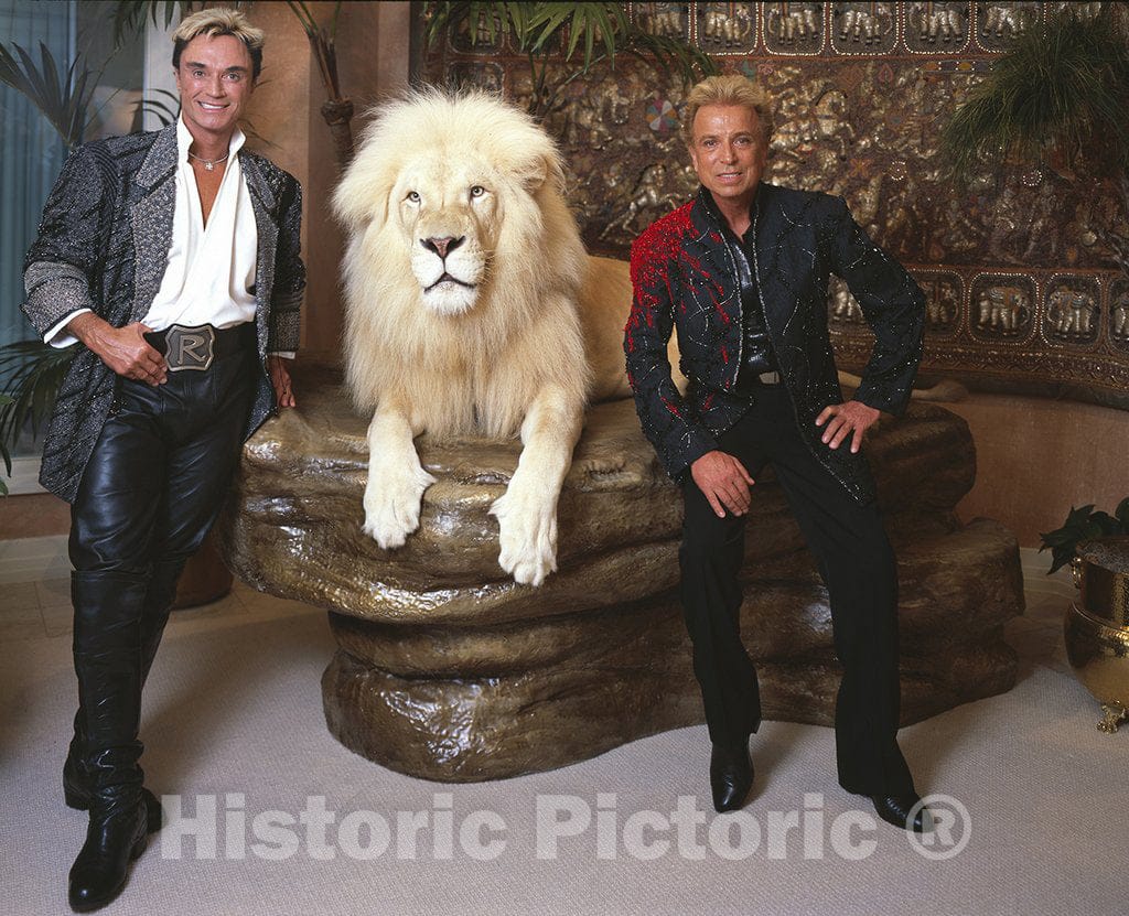 Las Vegas, NV Photo - Siegfried & Roy and Their White Lion in Their Private Apartment, Las Vegas, Nevada