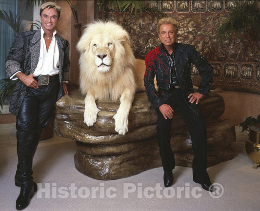 Las Vegas, NV Photo - Siegfried & Roy and Their White Lion in Their Private Apartment, Las Vegas, Nevada