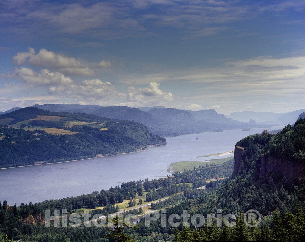 Columbia River, OR Photo - Columbia River, Oregon