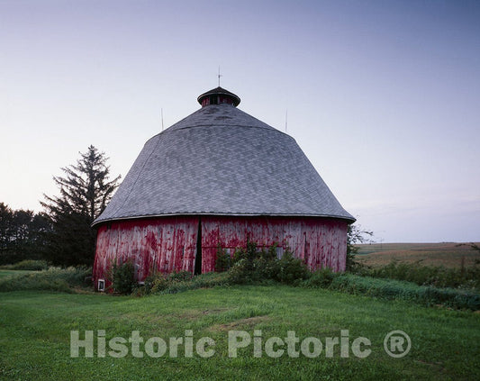Wisconsin Photo - Round barn in Wisconsin