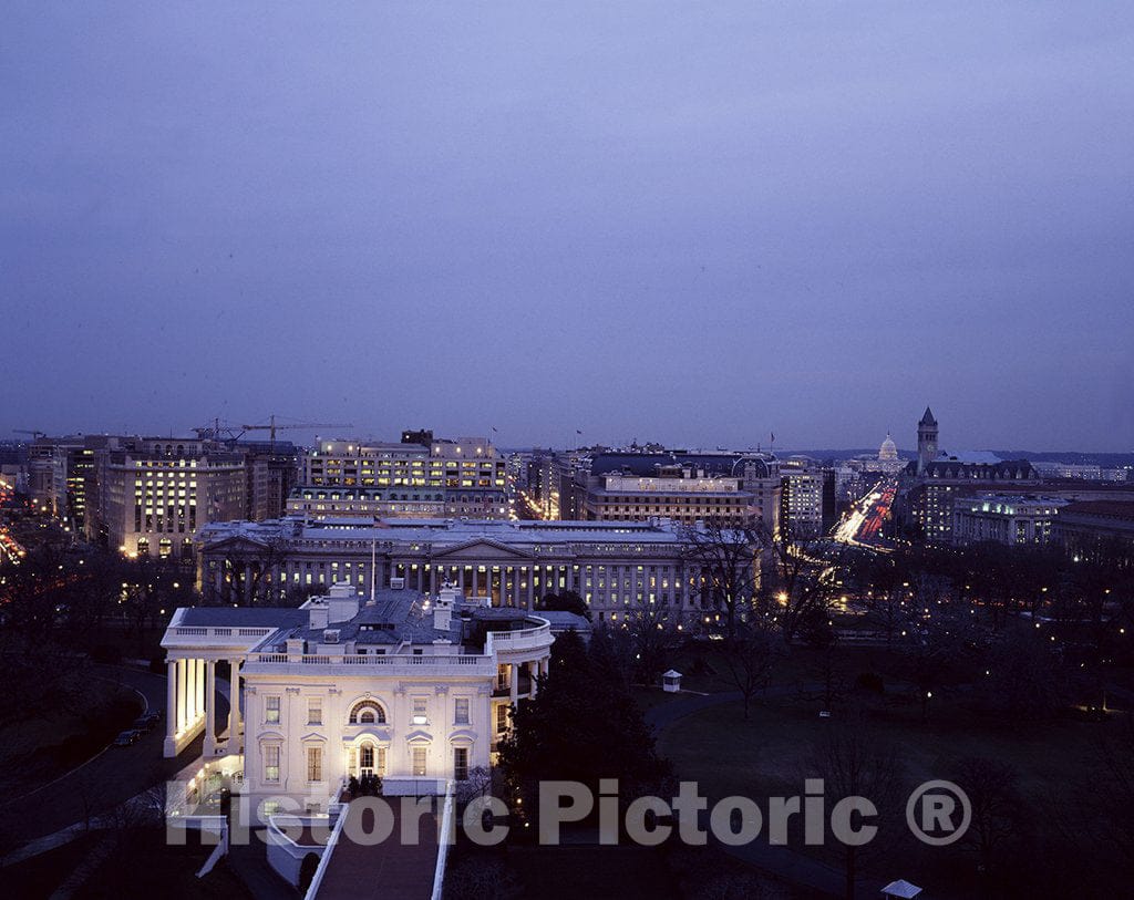 Washington, D.C. Photo - Dusk falls on the White House, Washington, D.C.