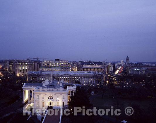 Washington, D.C. Photo - Dusk falls on the White House, Washington, D.C.