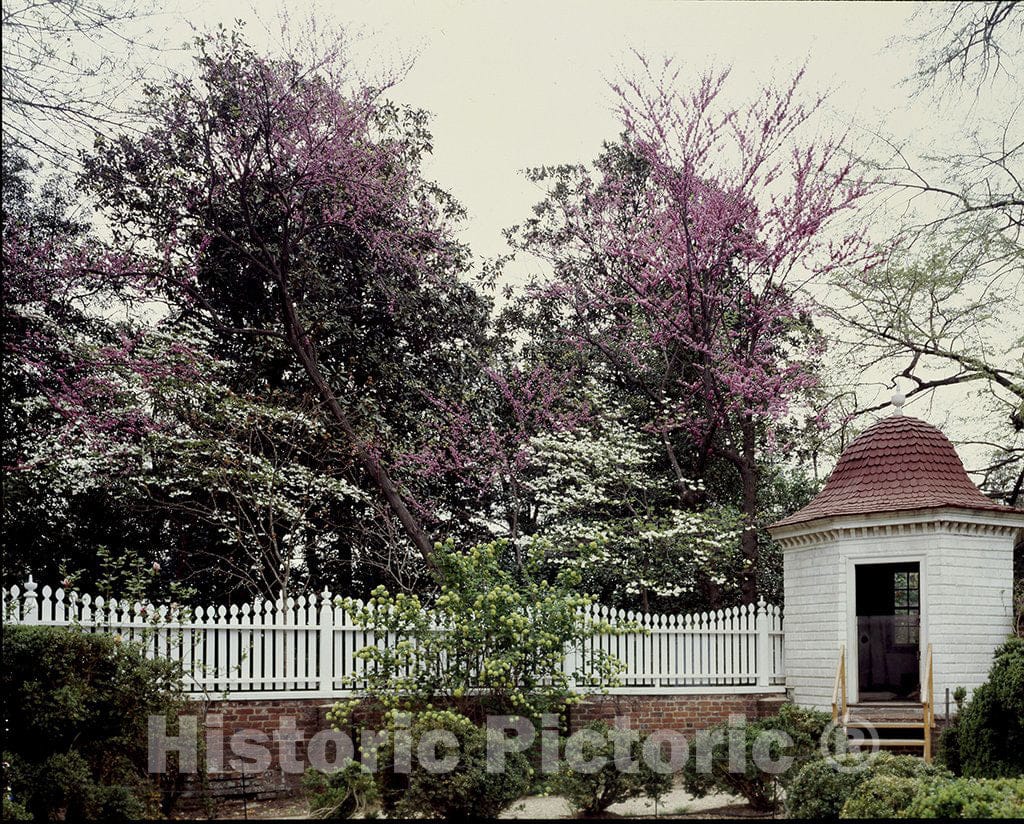 Mount Vernon, VA Photo - Garden at George Washington's Estate, Mount Vernon in Virginia