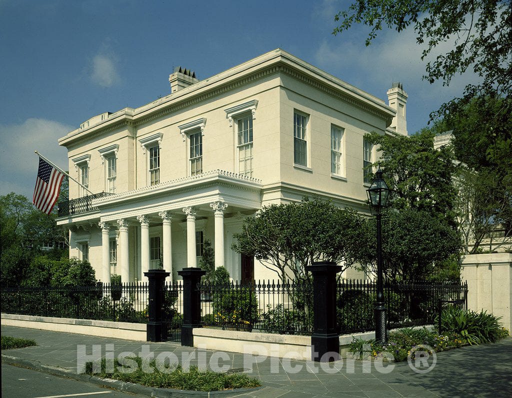 New Orleans, LA Photo - Ginnan Villa Estate in The Garden District of New Orleans, Louisiana