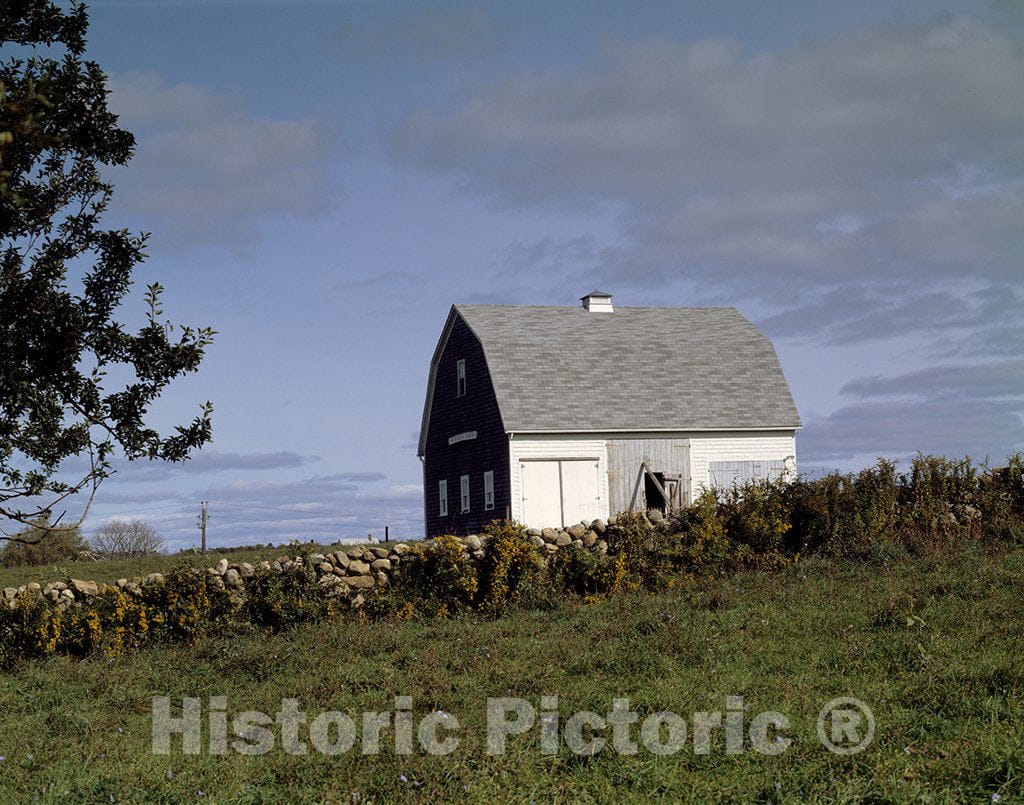 Block Island, RI Photo - Mitchell Farm barn on Block Island, Rhode Island