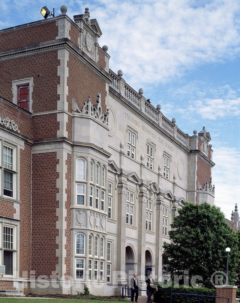 Des Moines, IA Photo - Theodore Roosevelt Senior High School in Des Moines, Iowa's Largest high School