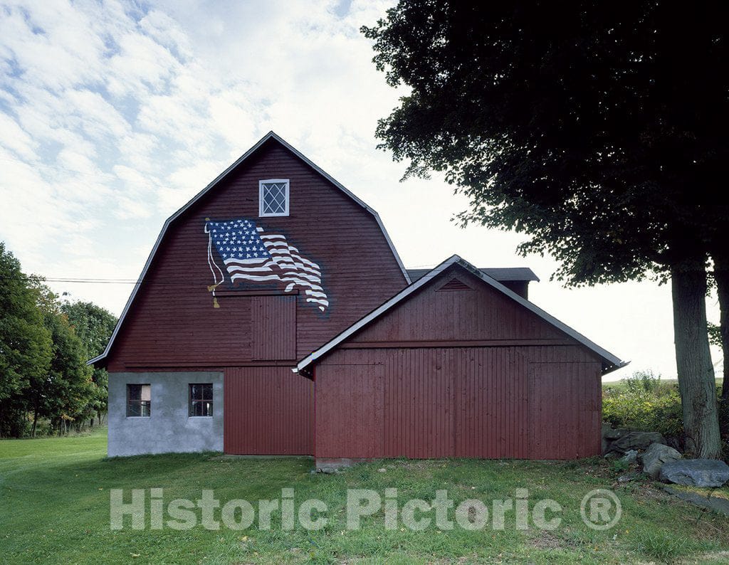 United States Photo - Barn with a patriotic touch