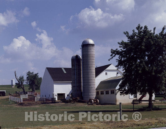 United States Photo - Well-Kept Farm
