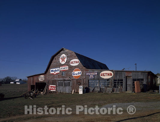 Tennessee Photo - This East Tennessee barn Promotes its owner's coll