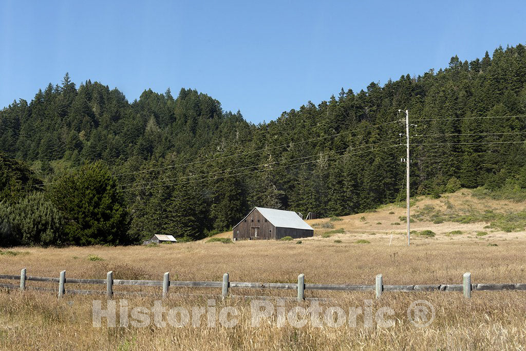 California Photo - Scenic Views of barn Along Route 1 Near The Pacific Ocean in Northern CA