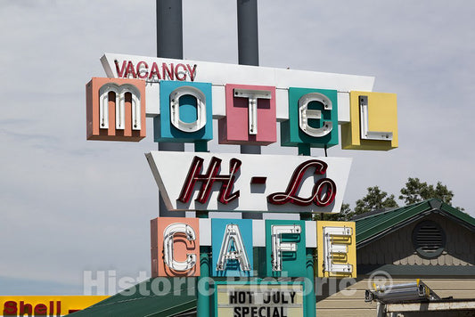 California Photo - Sign for Motel and Cafe Hi-Lo in Northern California
