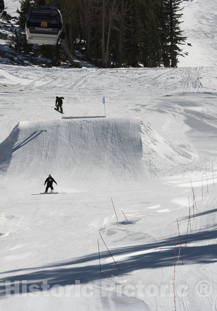 Mammoth Lakes, CA Photo - Skiers on Mountain, Mammoth Lakes, California