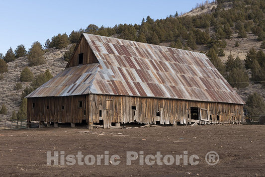 California Photo - Wooden barn Along The Road in Northern California