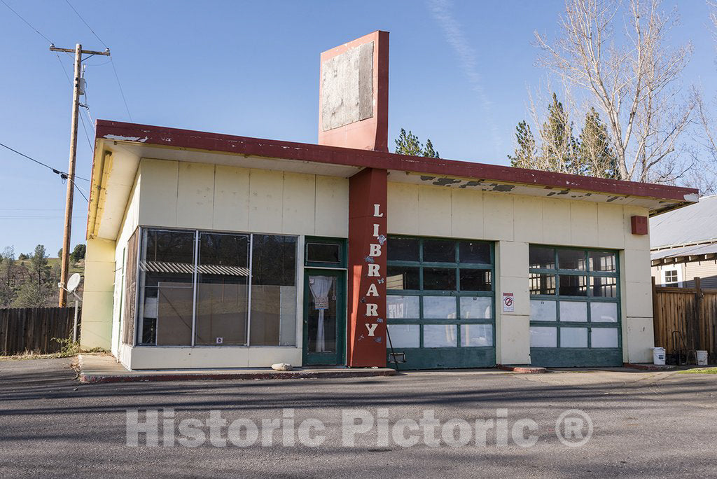 Montgomery Creek, CA Photograph - A decrepit, no-Longer-Functioning Library in an Old Gas Station in The Tiny Settlement of Montgomery Creek in Shasta County in Northern California