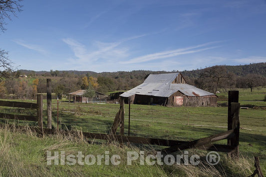 California Photo - A sizable barn Near The Settlement of Bangor, South of Oroville in Butte County, California