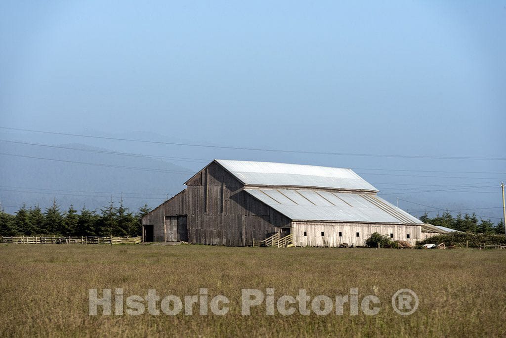California Photo - Wooden barn in Northwest California