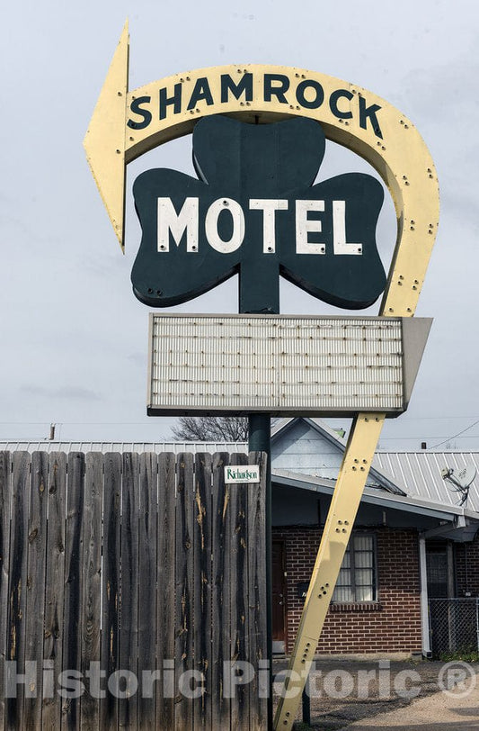 Texarkana, TX Photo - Good Luck was in Short Supply at The Closed Shamrock Motel in Texarkana, TX