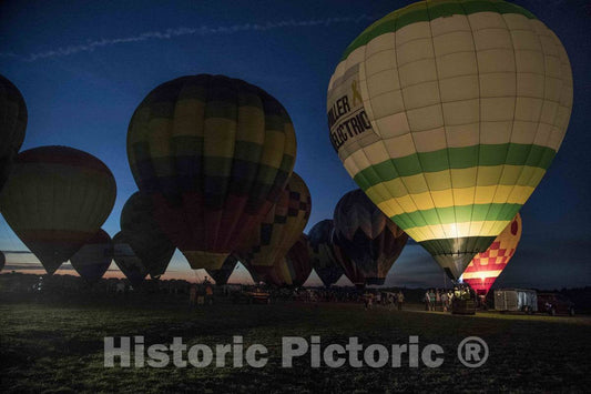 Photo- As Dusk approaches, Balloons Land at The National Balloon Classic, a hot air Balloon Exhibition in Indianola, Iowa, a Town Near The State Capital of Des Moines 1