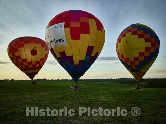 Photo- As Dusk approaches, Balloons Land at The National Balloon Classic, a hot air Balloon Exhibition in Indianola, Iowa, a Town Near The State Capital of Des Moines 2