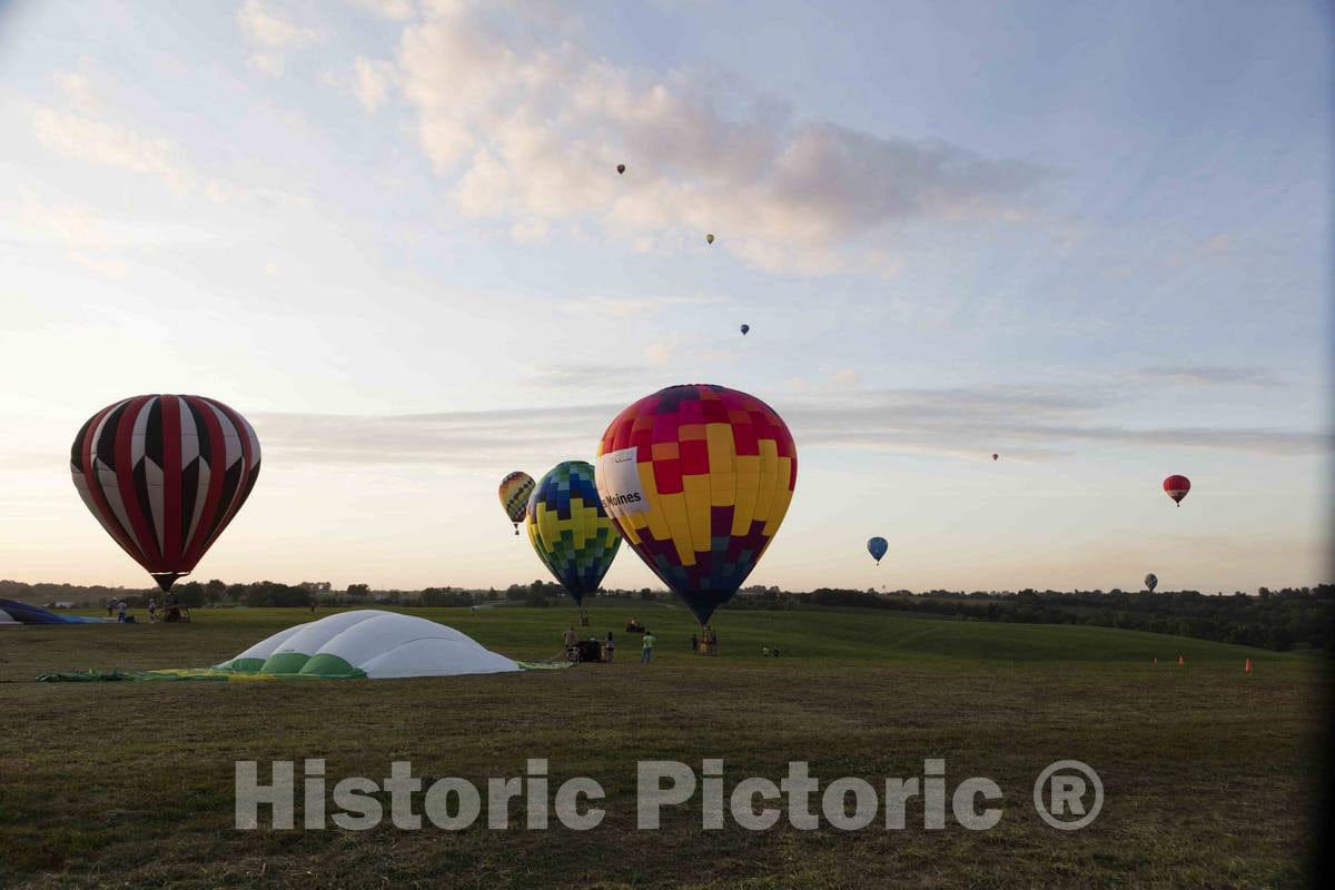 Photo- As Dusk approaches, Balloons Land at The National Balloon Classic, a hot air Balloon Exhibition in Indianola, Iowa, a Town Near The State Capital of Des Moines 3