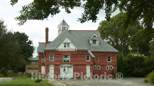 Photo- The carriage house of the Reynolds-Secor House is one of many mansions on Toledo, Ohio's, Old West End neighborhood of fine Victorian and Edwardian homes from the early 1900s