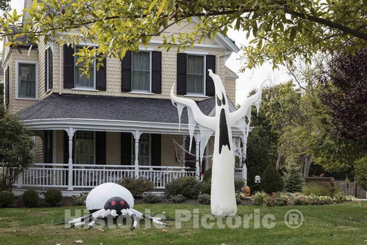 Photo- Decorations Outside This Cincinnati, Ohio, House are deliberately Designed to Scare, or More Likely Delight, passersby During The Autumn Halloween Holiday Season